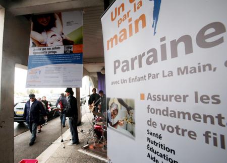 Un enfant par la main
